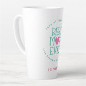 ムーム最高のママエバーネームティール(緑がかった色)ピンクタイポグラフィ カフェラテマグ (左アングル)