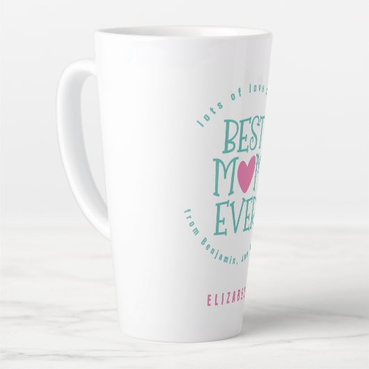 ムーム最高のママエバーネームティール（緑がかった色）ピンクタイポグラフィ カフェラテマグ (左アングル)
