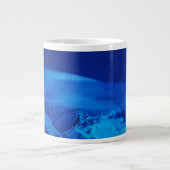 ムーンオーバーエベレストチベット、中国 ジャンボコーヒーマグカップ (正面)