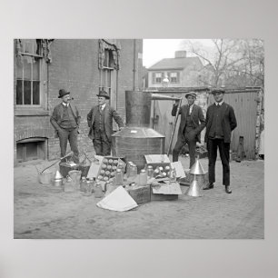 ムーンシャイン蒸留所の職員、1922年。ヴィンテージ写真 ポスター
