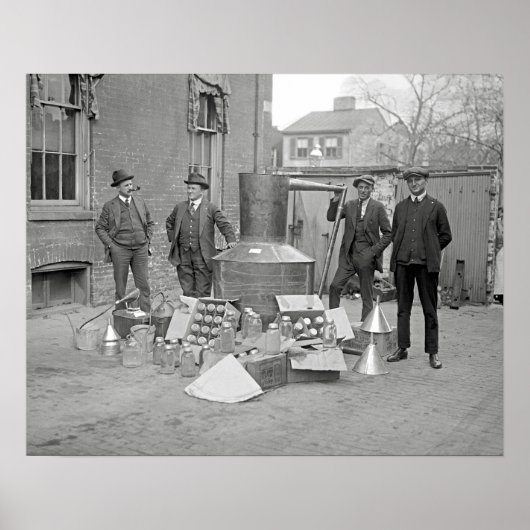 ムーンシャイン蒸留所の職員、1922年。ヴィンテージ写真 ポスター (正面)