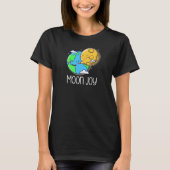 ムーンジョイ かわいい 地球と月のハグ Tシャツ (正面)