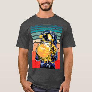 ムーンレトロ宇宙プレミアムTシェルを保持する宇宙飛行士 Tシャツ
