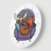 ムー読スの本をソファに置く|背景色を選択 ラージ壁時計 (傾斜)