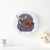 ムー読スの本をソファに置く|背景色を選択 ラージ壁時計 (ホーム)