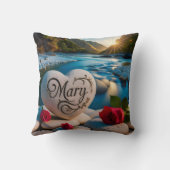 メアリーのハート石は川のそばにある クッション (裏面)