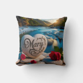 メアリーのハート石は川のそばにある クッション (正面)