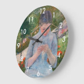 メアリーカサットガール裁縫インアガーデン ラージ壁時計 (傾斜)