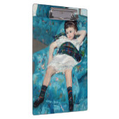 メアリーカサット – 小さな女の子インアブルーアームチェア クリップボード (右)