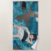 メアリーカサット – 小さな女の子インアブルーアームチェア ビーチタオル (正面)