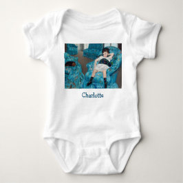 メアリーカサット – 小さな女の子インアブルーアームチェア ベビーボディスーツ