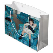 メアリーカサット – 小さな女の子インアブルーアームチェア ラージペーパーバッグ (裏面アングル)