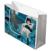 メアリーカサット – 小さな女の子インアブルーアームチェア ラージペーパーバッグ (正面アングル)