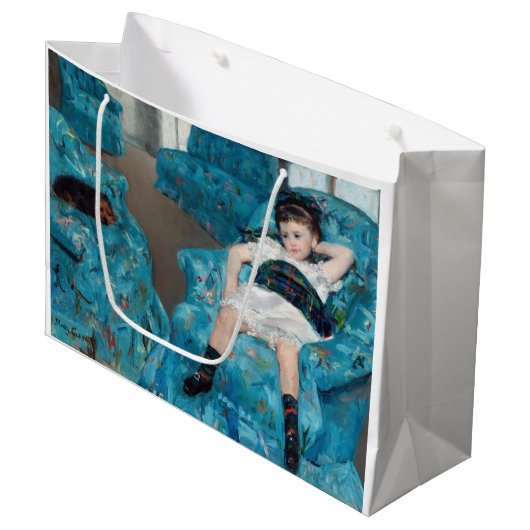 メアリーカサット – 小さな女の子インアブルーアームチェア ラージペーパーバッグ (正面アングル)