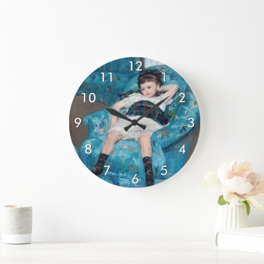 メアリーカサット – 小さな女の子インアブルーアームチェア ラージ壁時計 (ホーム)