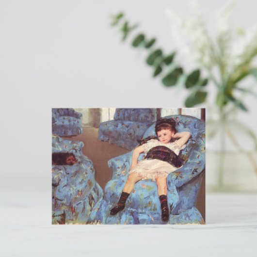 メアリーカッサットガールインブルーアームチェアファインアート ポストカード (スタンド正面)