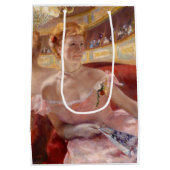 メアリーカッサット – パールネックレスを持つ女性のローリー ミディアムペーパーバッグ (裏面)