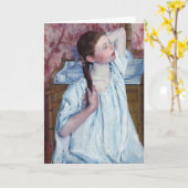 メアリーカッサット – 彼女の髪をアレンジする女の子 カード (黄色い花)