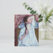 メアリーカッサット – 彼女の髪をアレンジする女の子 ポストカード (スタンド正面)