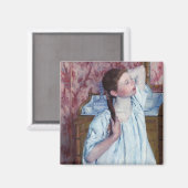 メアリーカッサット – 彼女の髪をアレンジする女の子 マグネット (正面/裏面)