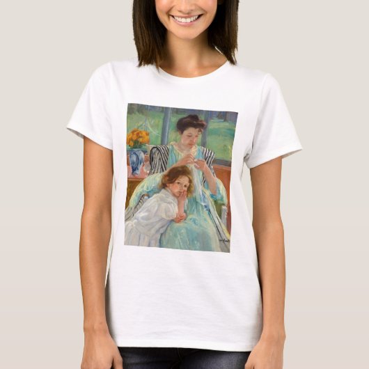 メアリー・カサット - 縫う若い母 Tシャツ (正面)