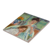 メアリー・カサット - 若い母親が縫う タイル (側面)