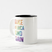 メイクアメリカインクルーズアリアインボーLGBTQゲイ ツートーンマグカップ (正面左)