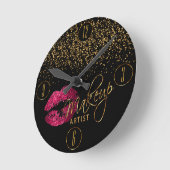 メイクアーティストのホットピンクの唇と金ゴールド紙吹雪 ラウンド壁時計 (傾斜)