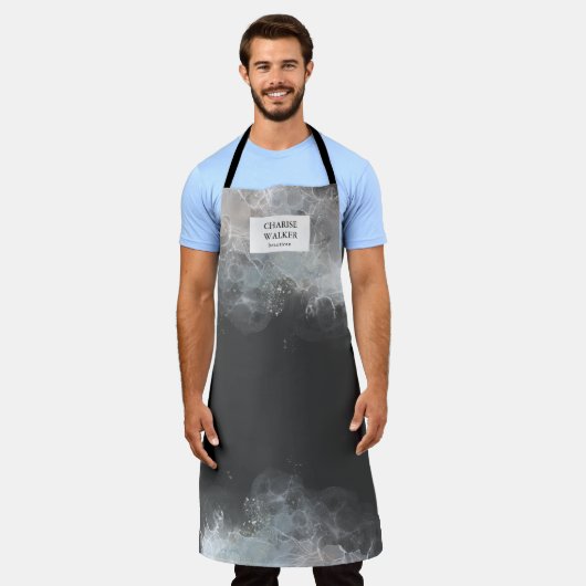 メイクモダンアップアーティストサロンモノグラムエプロン エプロン (着用した状態)