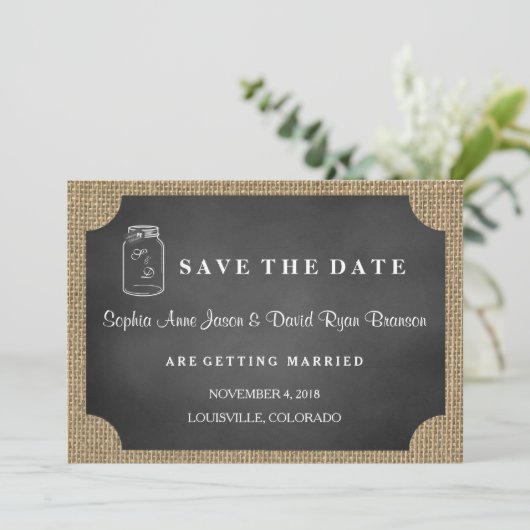 メイスン素朴ジャーのバーラップ結婚式の日付を保存 セーブザデート (スタンド正面)