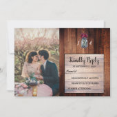 メイスン素朴ジャール納屋の木の写真結婚式RSVPカード 招待状 (正面)
