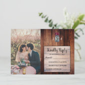 メイスン素朴ジャール納屋の木の写真結婚式RSVPカード 招待状 (スタンド正面)