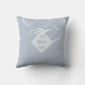 メイド・オブ・オーナー(花嫁付き添い人)ギフトダスティブルーホワイトマグノリアス クッション (裏面)