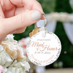 メイド・オブ・オーナー（花嫁付き添い人）コーラル&シルバーレース結婚のギフト キーホルダー<br><div class="desc">これらのキーホルダーは与え、あなたの結婚式のパーティーのメイド・オブ・オーナー（花嫁付き添い人）に好意として設計されている。白い背シンプル景を持つエレガントデザイン、テラコッタまたはコーラルオレンジとグレーの文字、銀のホイルのフローラをフェイク特徴とする。特別な日感謝していに参加するための完璧なメイド・オブ・オーナー（花嫁付き添い人）への道！</div>