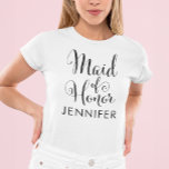 メイド・オブ・オーナー（花嫁付き添い人）ブラックモダンスクリプトカスタムウェディング Tシャツ<br><div class="desc">メイド・オブ・オーナー（花嫁付き添い人）スタイリッシュシャツは名前をカスタムする文字とシックなブラックスクリプトで – あなたの側に立って素晴らしい女性のために！</div>
