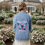 メイド・オブ・オーナー（花嫁付き添い人）結婚の蝶ピンクフローラ デニムジャケット<br><div class="desc">ホノー結婚の水彩青い蝶ピンクのフローラデニムジャケットのメイドパーソナライズされたは、青い蝶とピンクとオレンジの花でアクセント付いた白いタイポグラフィのスクリプトで文字パーソナライズされた「メイド・オブ・オーナー（花嫁付き添い人）モダン」と名前を特徴としている。誕生日、クリスマス、母の日、ブライダルシャワー、バチェロレッテなど、彼女のための贈り物として完璧。Evco Studioによる設計www.zazzle.com/store/evcostudio</div>