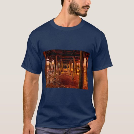 メインのオールドオーチャードビーチ桟橋の下 Tシャツ (正面)