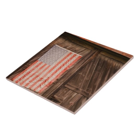 メインの古い納屋のドアの衰退した米国旗 タイル (側面)