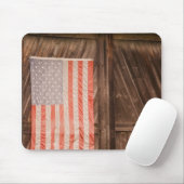 メインの古い納屋のドアの衰退した米国旗 マウスパッド (マウス)