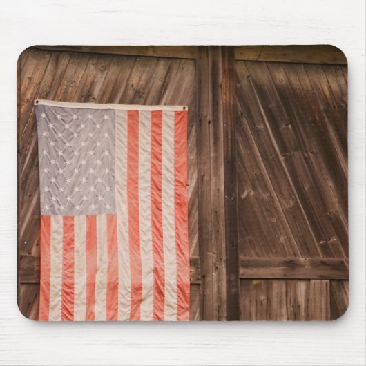 メインの古い納屋のドアの衰退した米国旗 マウスパッド (正面)