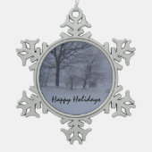 メインの吹雪の中の納屋 スノーフレークピューターオーナメント (正面)