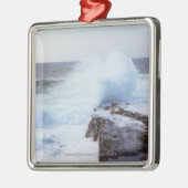 メインの海岸に衝突する大西洋の波 メタルオーナメント (左)