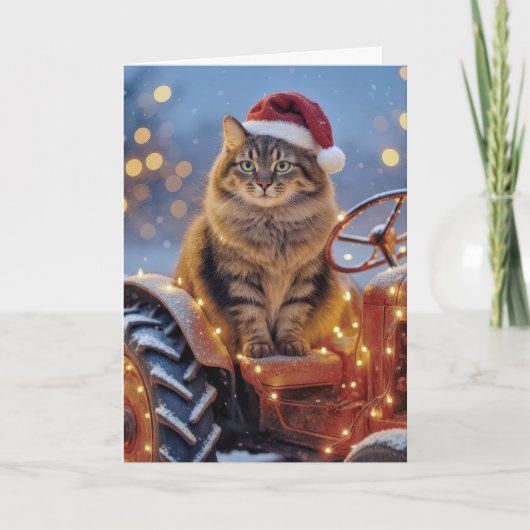 メインクーンのクリスマス猫が古いトラクターに乗って カード (正面)