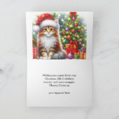 メインクーンの子猫がクリスマスツリーのそばに座っている シーズンカード (内部)
