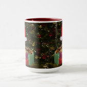 メインクーンの猫のサンタとプレゼントのクリスマスツリーの後ろ マグカップ (中央)
