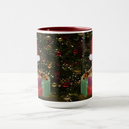 メインクーンの猫のサンタとプレゼントのクリスマスツリーの後ろ マグカップ (中央)