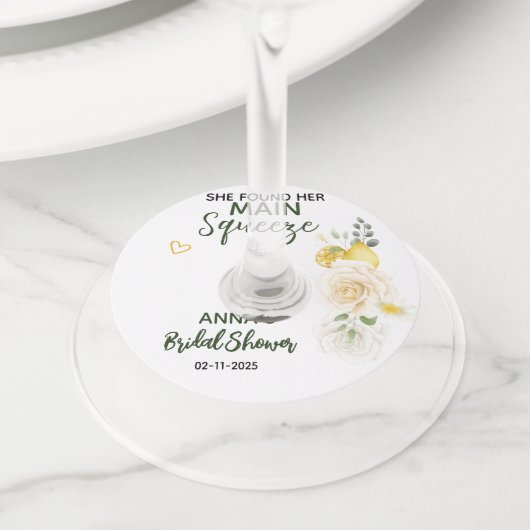 メインスクイズレモエレガントンフローラブライダルシャワー ワイングラスタグ (クローズアップ)