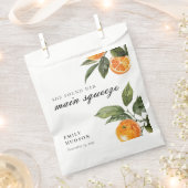 メインスクイーズのブライダルシャワー フェイバーバッグ (クリップ留めされた状態)