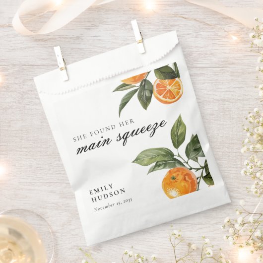 メインスクイーズのブライダルシャワー フェイバーバッグ (クリップ留めされた状態)