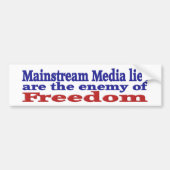メインストリームメディアは赤い青の文字 バンパーステッカー (正面)